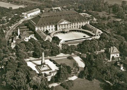 Die Sektkellerei Henkell und das Nassauische Landesdenkmal (ca. Anfang des 20. Jahrhunderts)