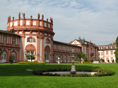 Die Rotunde zwischen den Galerien des Biebricher Schlosses (August 2007)