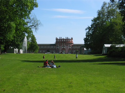 Blick über den Biebricher Schlosspark auf das Biebricher Schloss (Mai 2005)
