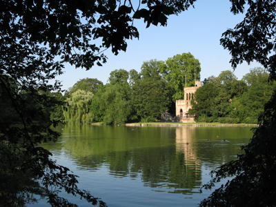 Die Mosburg und der Mosburgweiher im Biebricher Schlosspark (Juli 2007)