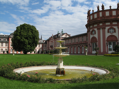 Der Ehrenhof des Biebricher Schlosses mit dem westlichen Kaskadenbrunnen (August 2007)