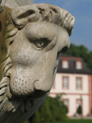 Barockes Detail im Ehrenhof des Biebricher Schlosses (August 2007)