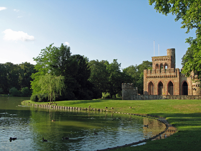 Die Mosburg und der Mosburgweiher im Biebricher Schlosspark (Juli 2007)