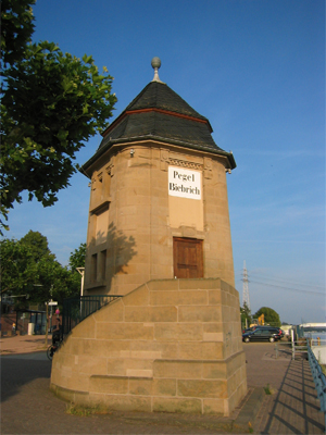 Das Pegelhäuschen an der Biebricher Uferpromenade (Juni 2007)