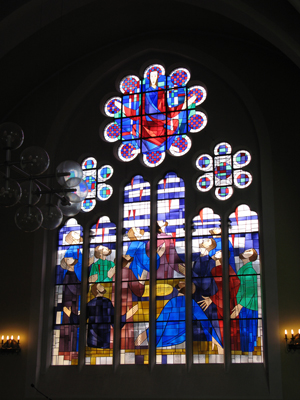 Das Seitenfenster "Pfingstereignis" im Inneren der Oranier-Gedächtnis-Kirche (September 2007)