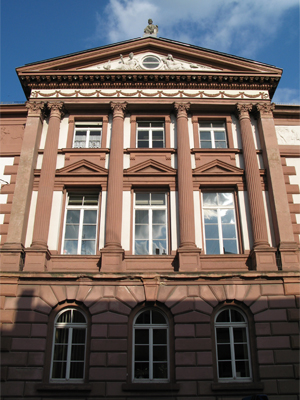 Der Mittelrisalit des Biebricher Rathauses (Juli 2007)