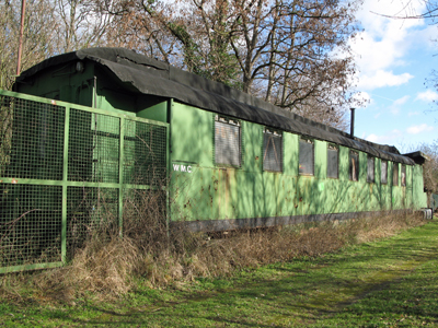 Alter Eisenbahnwagen am ehemaligen Bahnhof Landesdenkmal (Februar 2008)