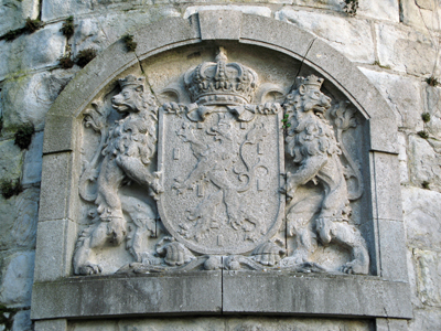 Das Wappen Nassaus an der Stützmauer des Nassauischen Landesdenkmals (Januar 2008)