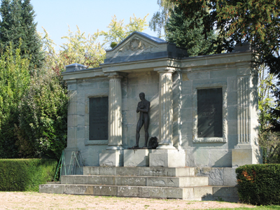 Die Gedenkstätte für Kriegsopfer auf dem Biebricher Friedhof (Oktober 2007)