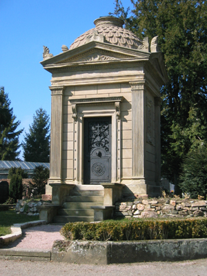 Die Gruft der Familie Max Schumann auf dem Biebricher Friedhof (März 2006)